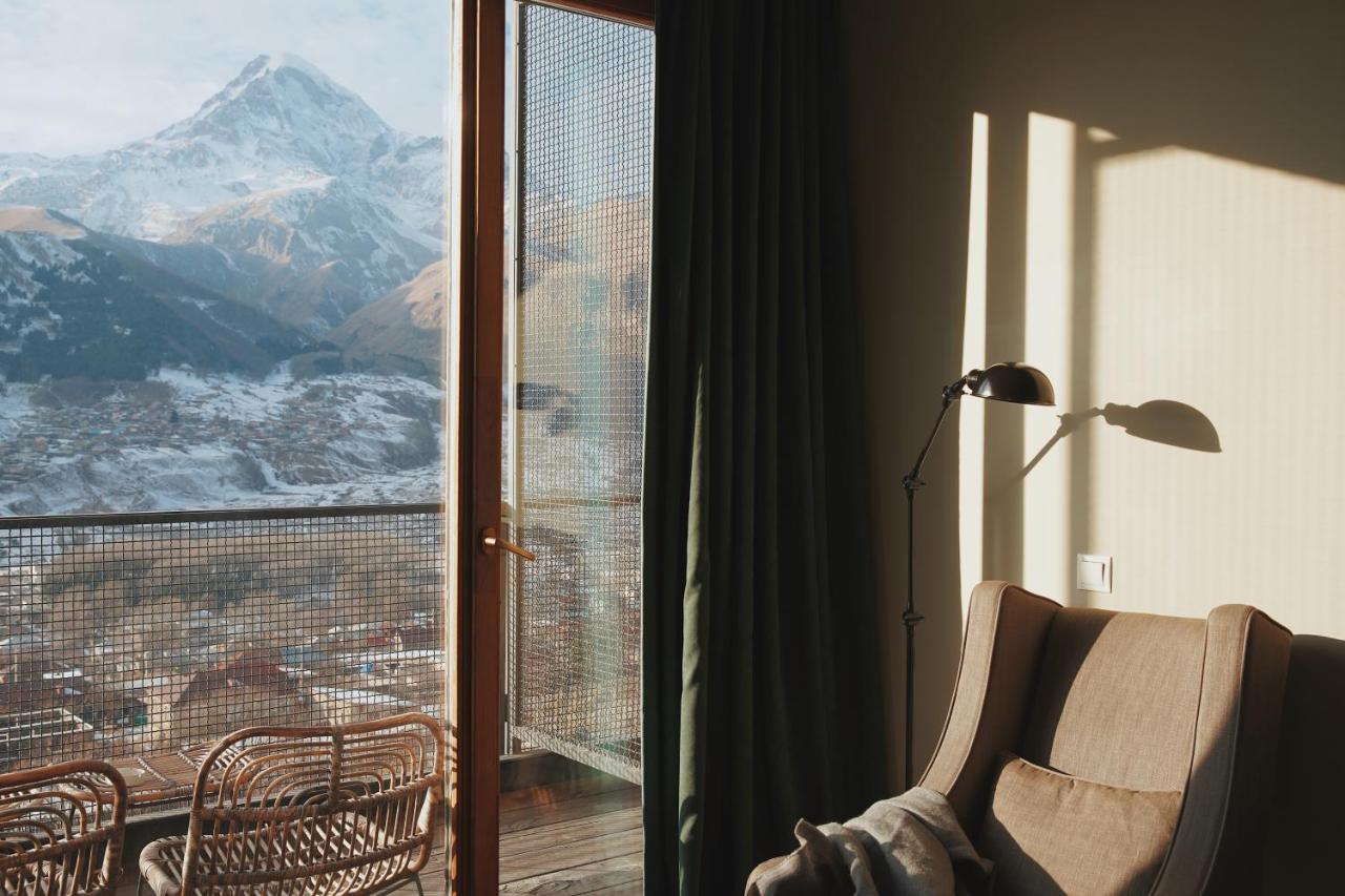 Rooms Hotel Kazbegi Exterior foto A room at the Hotel 7132 Summit