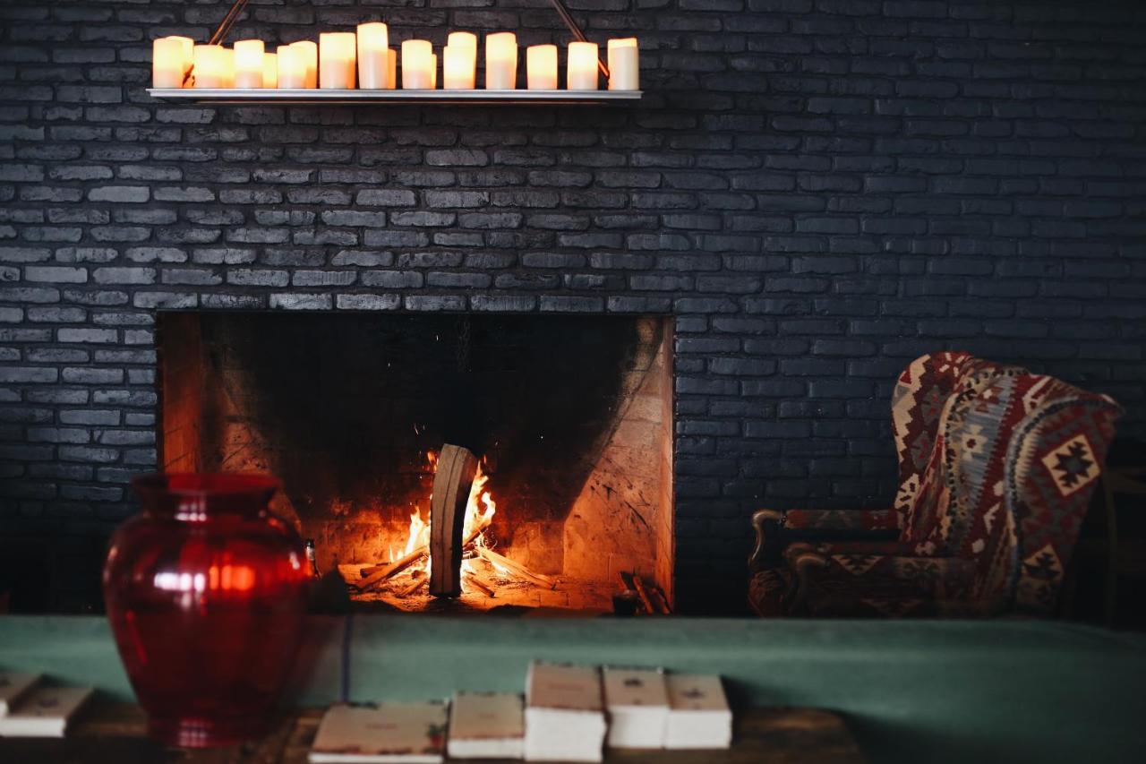 Rooms Hotel Kazbegi Exterior foto A fireplace
