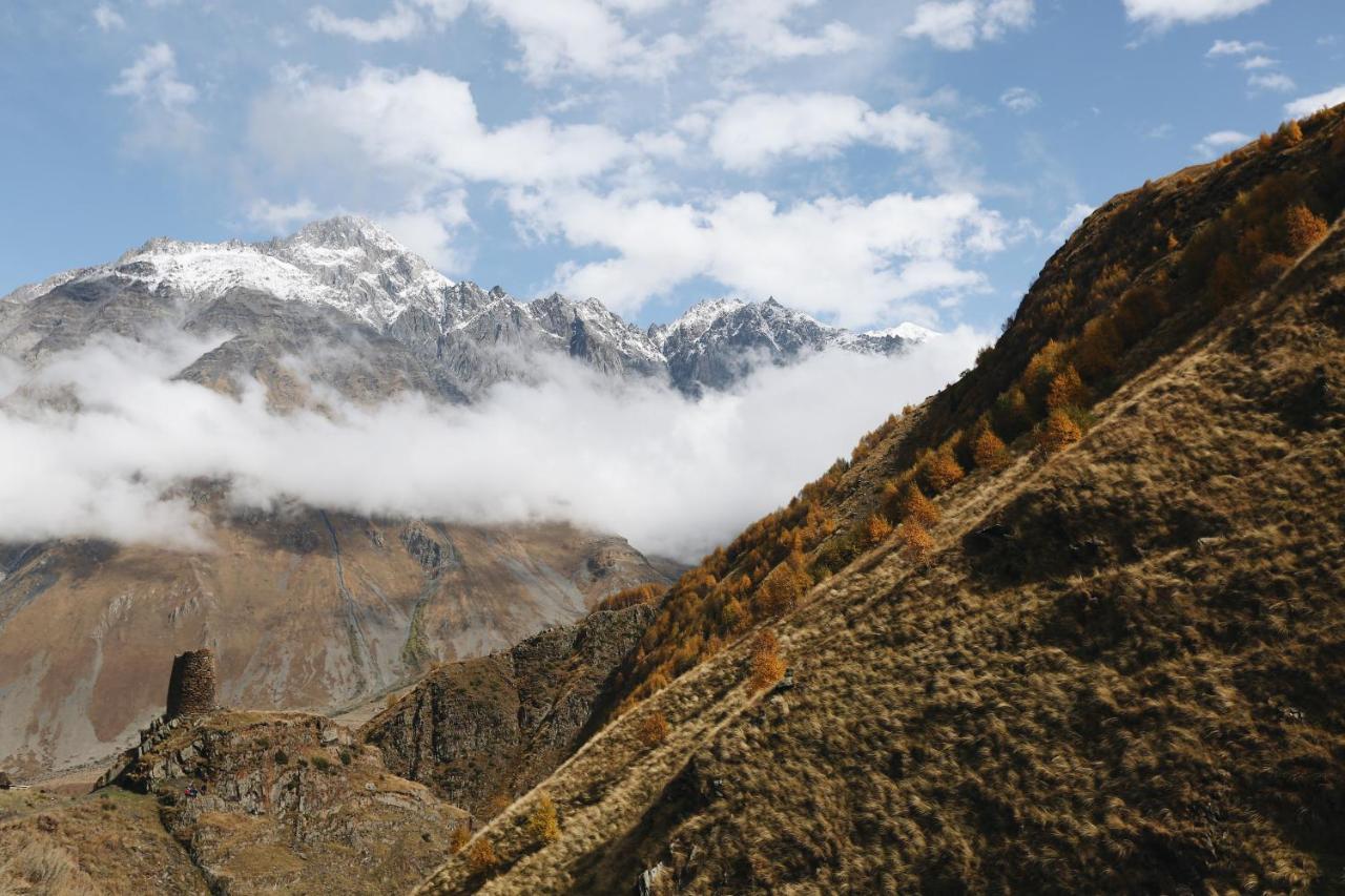 Rooms Hotel Kazbegi Exterior foto The Caucasus Mountains