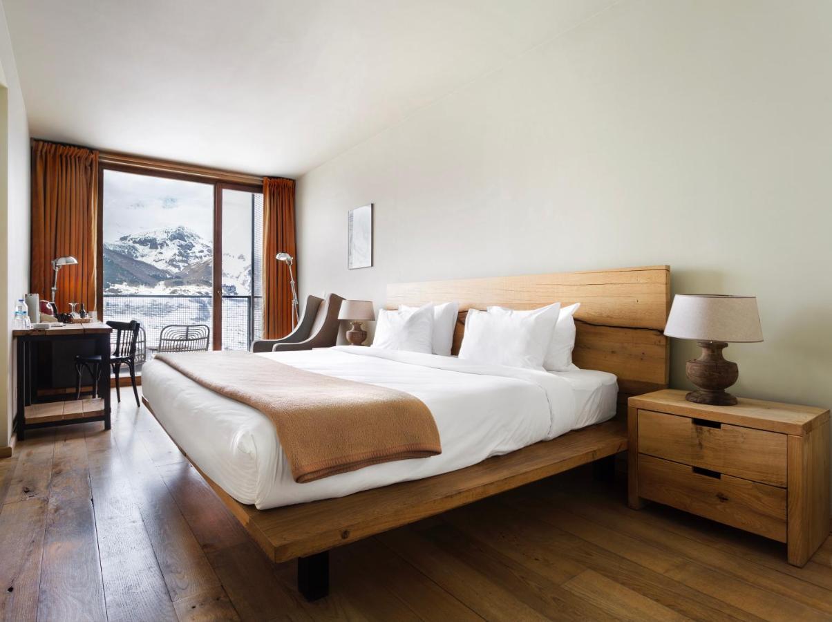 Rooms Hotel Kazbegi Exterior foto A bedroom at the Hotel de Crillon