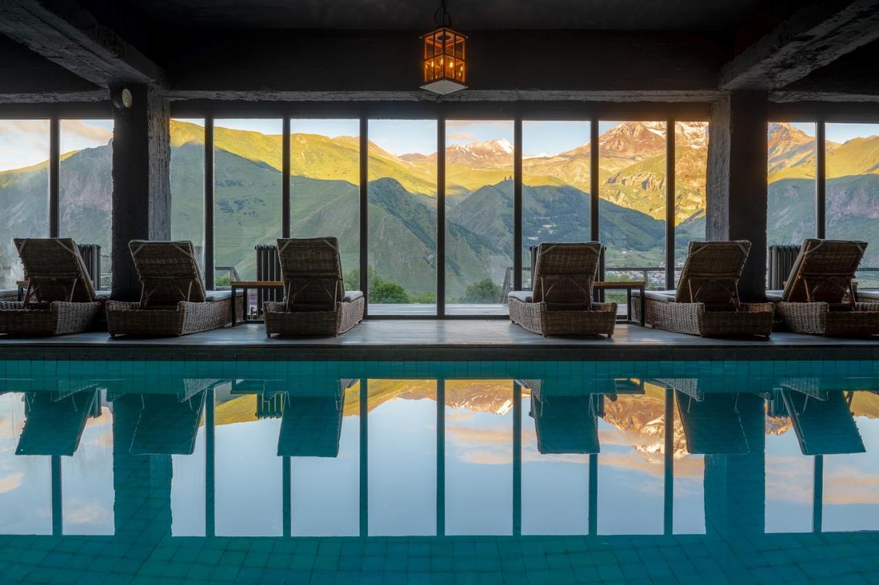 Rooms Hotel Kazbegi Exterior foto The pool at the resort
