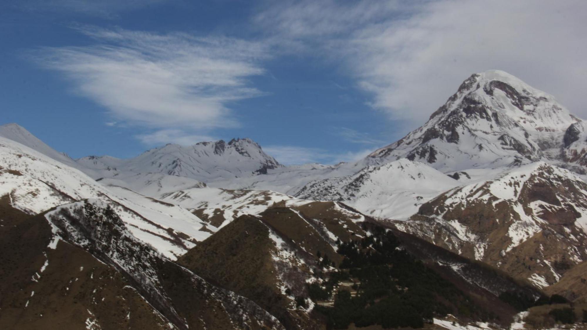 Rooms Hotel Kazbegi Exterior foto The mountain range of the Caucasus