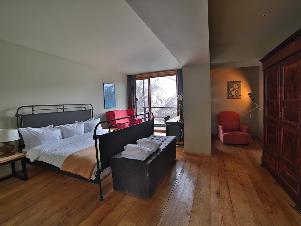 Rooms Hotel Kazbegi Exterior foto A room at the hotel
