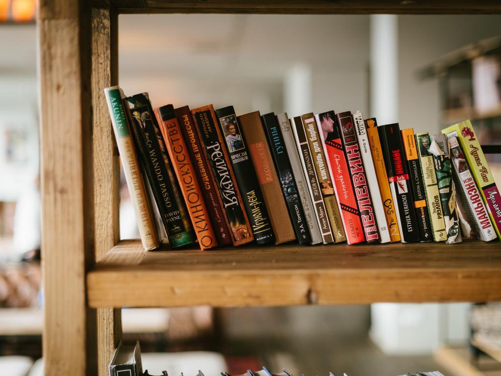 Rooms Hotel Kazbegi Exterior foto Books on a bookshelf