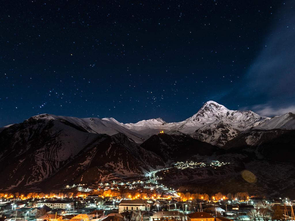 Rooms Hotel Kazbegi Exterior foto Night view of the town