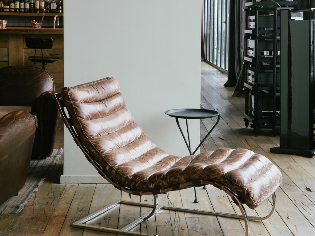 Rooms Hotel Kazbegi Exterior foto A leather chaise longue