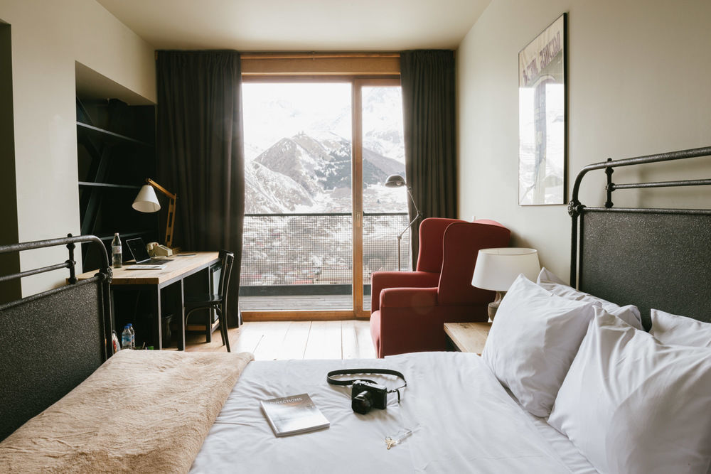 Rooms Hotel Kazbegi Exterior foto A room at the Hotel de la Cour des Alpes