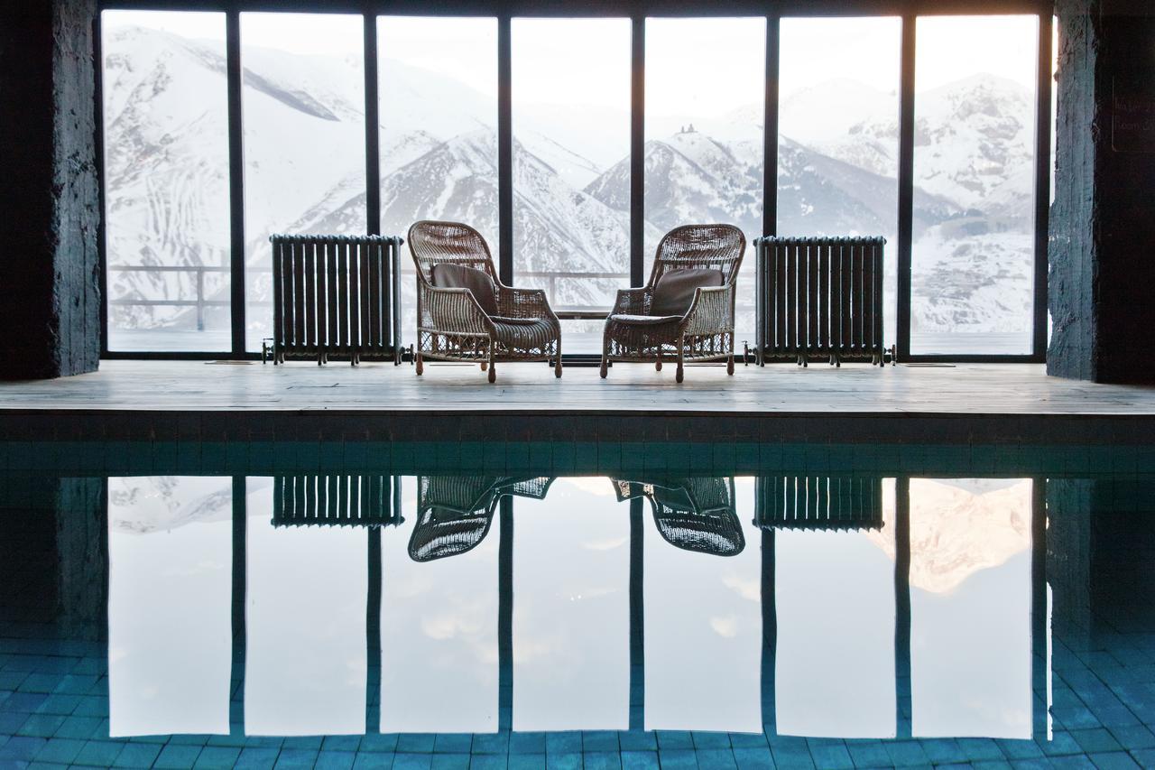 Rooms Hotel Kazbegi Exterior foto The interior of the station
