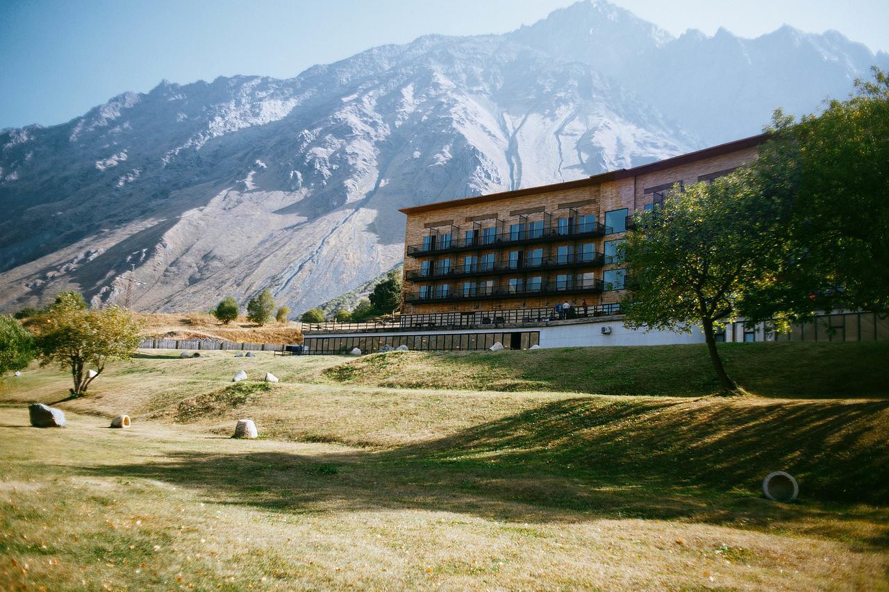 Rooms Hotel Kazbegi Exterior foto The hotel in 1975
